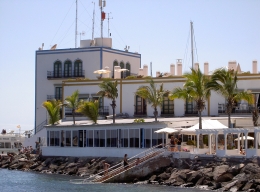 Pool und Treppe zum Meer am Hotel