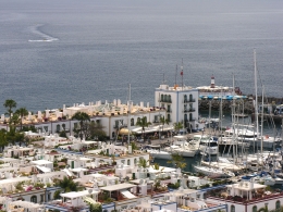 Hotel Club de Mar  links von der 3-stöckigen Hafenmeisterei