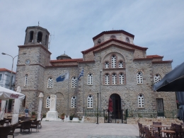 Kirche im Ort Kimi