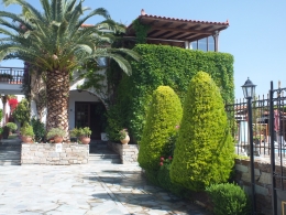Hotel-Eingang und Terrasse am Speisesaal